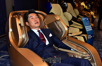 [포토] 브레인 마사지 시연하는 김상중