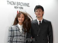 [포토] 추운가을 밤바람에도 즐거운 김원중-곽지영 부부