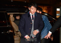 [포토] 밴에서 내리는 이승기