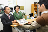 [포토] 조명균 통일부 장관 해임안 제출하는 윤재옥-김승희