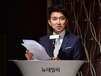 [포토] 배우 소개하는 김희수 아나운서