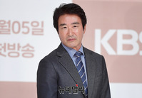 [포토] 다리 수술후 안방 복귀하는 배우 홍요섭