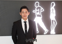 [포토] 미디어월 작품 앞에선 배우 정해인