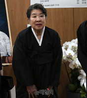 [포토] 조문객 배웅하는 엄앵란