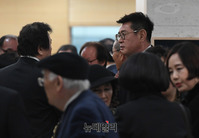 [포토] 조문객 배웅하는 배우 조형기