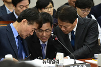 [포토] 대화 나누는 임종석-장하성