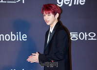 [2018MGA] 레드카펫 밟는 빨간머리 강다니엘