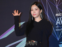 [2018MGA] 손 인사하는 가수 헤이즈