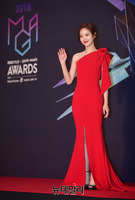 [2018MGA] 배우 강한나, 시선 집중하는 강렬한 레드드레스