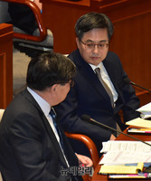 [포토] 대화 나누는 김동연 경제부총리