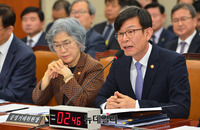 [포토] 질문에 답하는 김상조 공정거래위원장