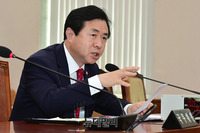 [포토] 답변하는 김영춘 해양수산부 장관