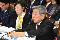 [포토] 답변하는 유인태 국회 사무총장