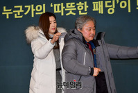 [포토] 미담 주인공 김훤국 경위에게 패딩 전달하는 전지현