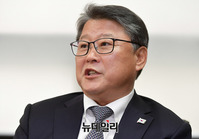 [포토] 탄핵-우파대통합 관련 인터뷰 갖는 조원진 대표