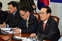 [포토] 촛불청소년인권법제정연대 면담 하는 홍영표 원내대표