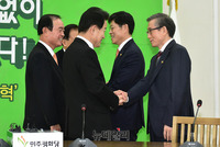 [포토] 국무조정실장, 국회의장 비서실장과 악수하는 정동영 