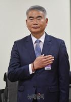 [포토] 국민의례하는 박정이 전 육군 사령관