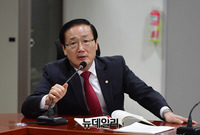 [포토] 남북연방제의 함정 세미나서 축사하는 김성찬 의원