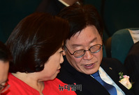 [포토] 대화 나누는 이재명-박순자