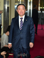 [포토] 국회의장실로 향하는 장병완 민평당 원내대표