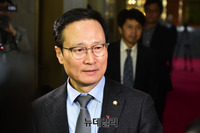 [포토] 의장실로 향하는 홍영표 민주당 원내대표