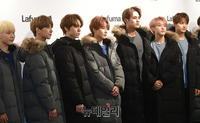 [포토] 롱패딩 입은 13명의 아이돌 세븐틴