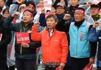 [포토] 민노총 총파업, 팔뚝질하는 이상규 민중당 상임대표