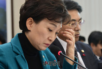 [포토] 얼굴 만지는 김현미 국토교통부장관