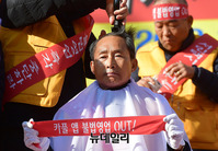 [포토] 카카오 카풀 서비스 반대, 삭발하는 택시기사들