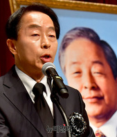 [포토] 감사인사 전하는 故 김영삼 전 대통령 차남 현철씨