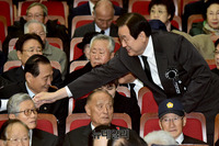 [포토] 故 김영삼 전 대통령 추도식, 인사 나누는 김무성