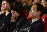 [포토] 눈물 흘리는 김영삼 전 대통령 며느리 김정현 씨
