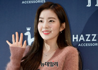 [포토] 명동에 뜬 아이린 "리뉴얼 오픈 축하해요"