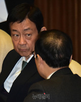 [포토] 대화 나누는 홍영표 원내대표와 진영 의원