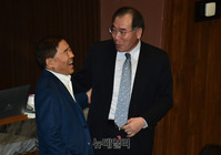 [포토] 대화하는 이개호 장관과 황주홍 의원