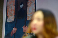 [포토] 北인권 다룬 작품 전시하는 이한별 북한인권증진센터 소장