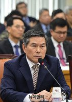 [포토] 답변하는 정경두 국방부 장관