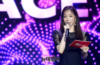 [포토] 샤이니 키 솔로 앨범 소개하는 소녀시대 태연