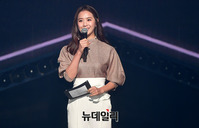 [포토] 뉴이스트W 소개하는 이지애 아나운서