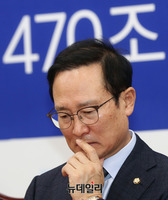 [포토] 생각하는 홍영표 더불어민주당 원내대표