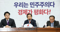 [포토] 한국당 원내대책회의, 발언하는 김성태