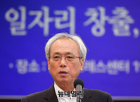 [포토] 정책세미나서 인사말하는 문성현 경제사회노동위원회 위원장