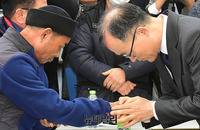 [포토] 형제복지원 피해자들에게 사과하는 문무일 총장