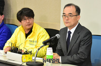 [포토] 문무일 총장, 형제복지원 피해자들에게 사과