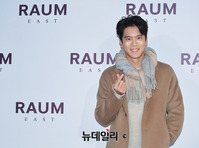 [포토] 코트 입은 배우 하석진