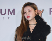 [포토] 오마이걸 유아, 시크한 각선미