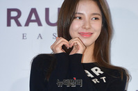 [포토] 배우 수현, 사랑스런 양손 하트