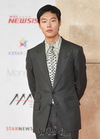 [2018AAA] 수트 입은 배우 류준열