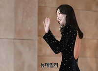 [2018AAA] 팬에게 손 흔드는 배우 김다미